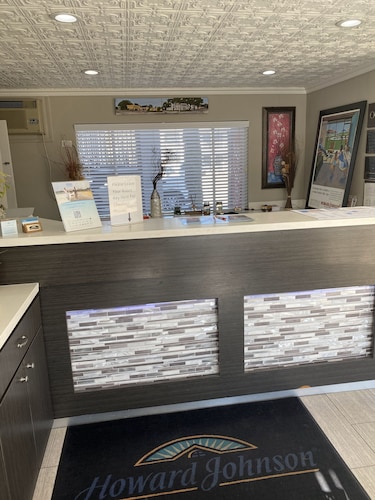 Howard Johnson by Wyndham Historic Lake Charles