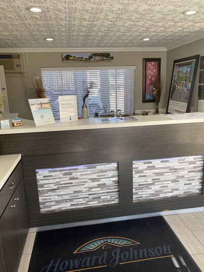 Howard Johnson by Wyndham Historic Lake Charles