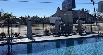 Howard Johnson by Wyndham Historic Lake Charles