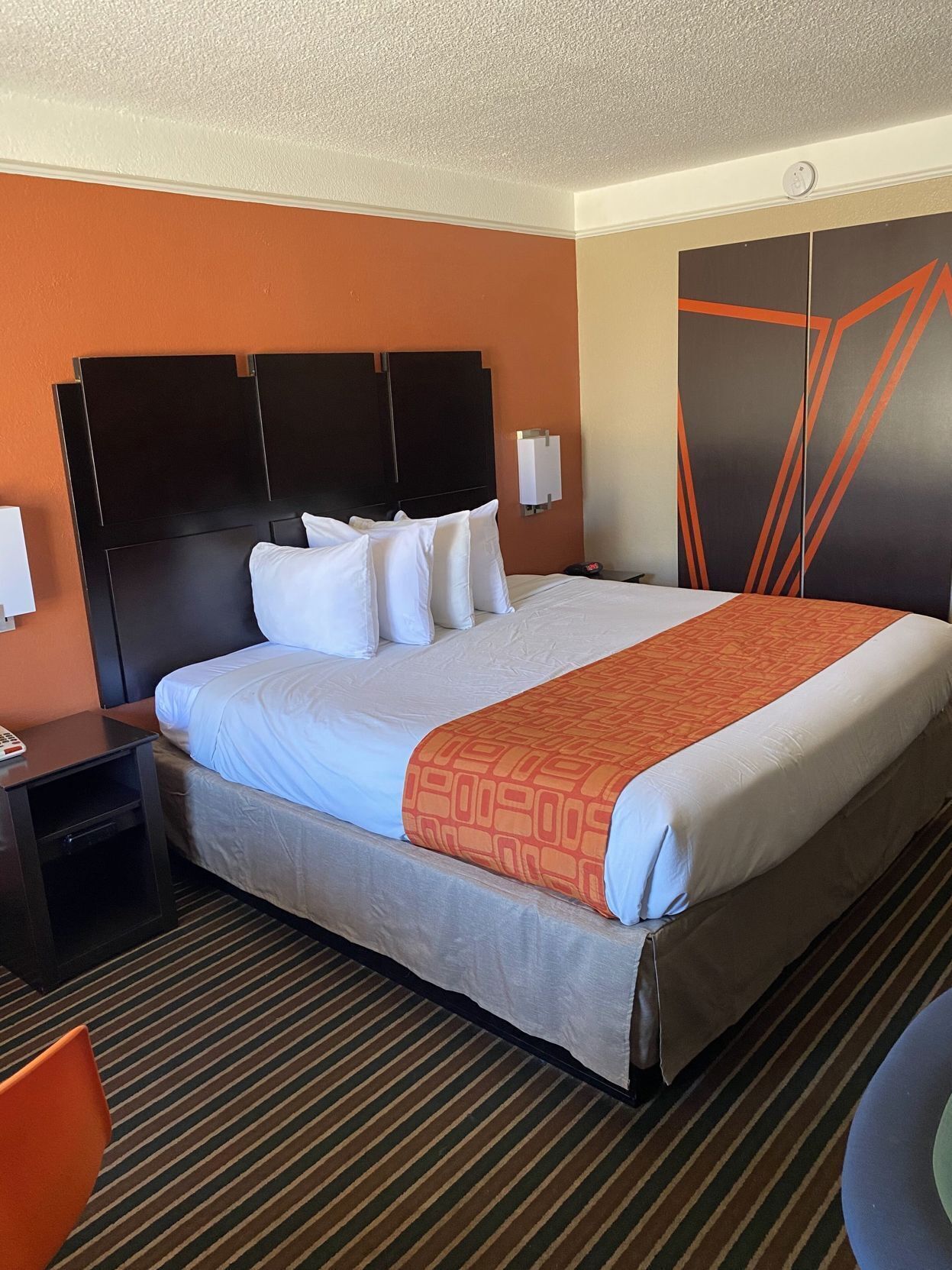 Tabla de planchar con plancha, wifi gratis y ropa de cama 