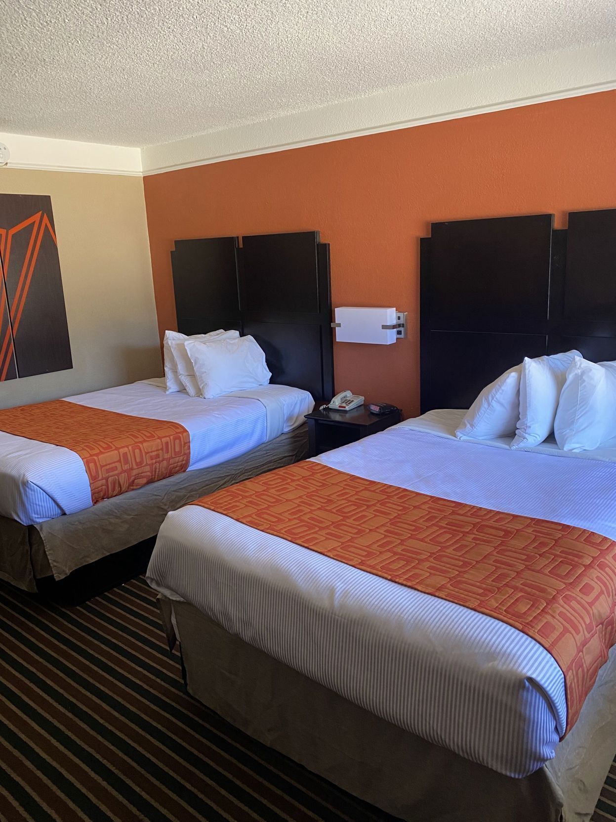 Tabla de planchar con plancha, wifi gratis y ropa de cama 