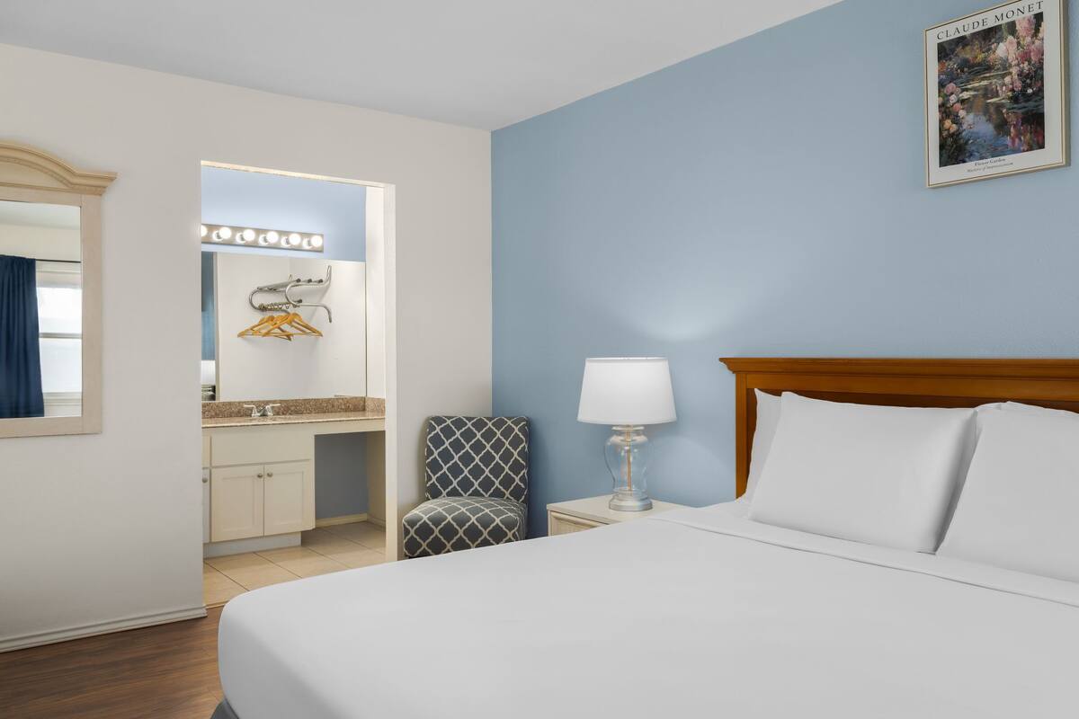 Chambre Standard, 1 très grand lit | Coffre-fort, système d’insonorisation, fer et planche à repasser