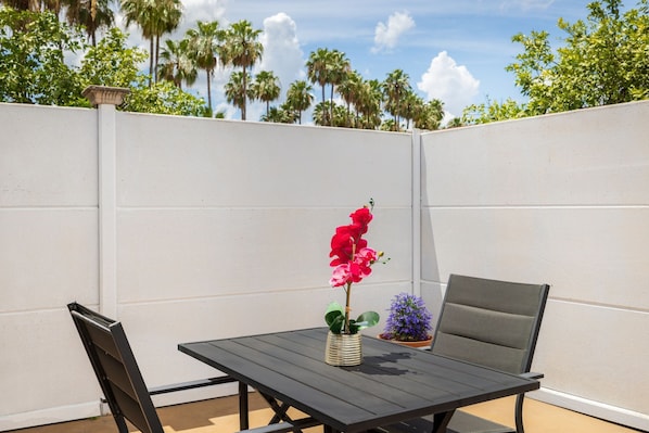 Terrace/patio - Victoria Palms Inn & Suites (Donna)