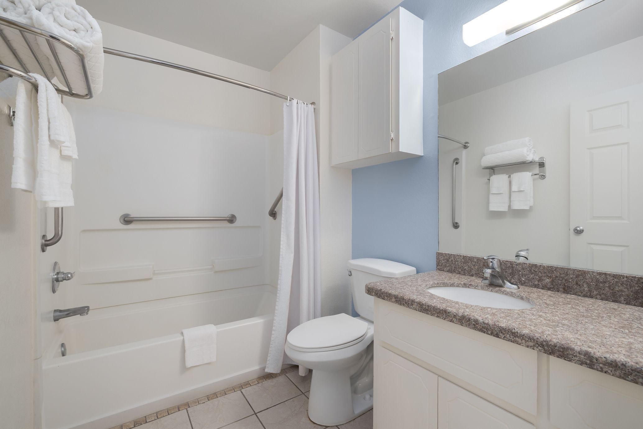 Un bagno con vasca, servizi igienici e lavandino.