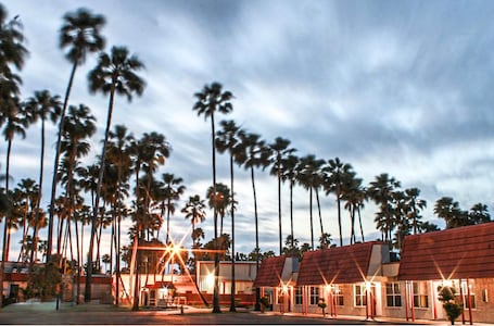 Exterior. Victoria Palms Inn & Suites