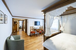 ملاءات للفراش لا تسبب الحساسية وميني بار وخزنة داخل الغرفة ومكتب