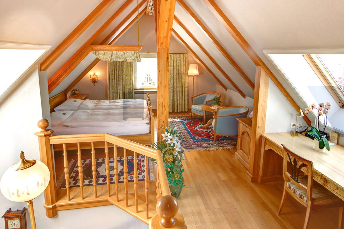 hypo-allergenic bedding, minibar, in-room safe, desk