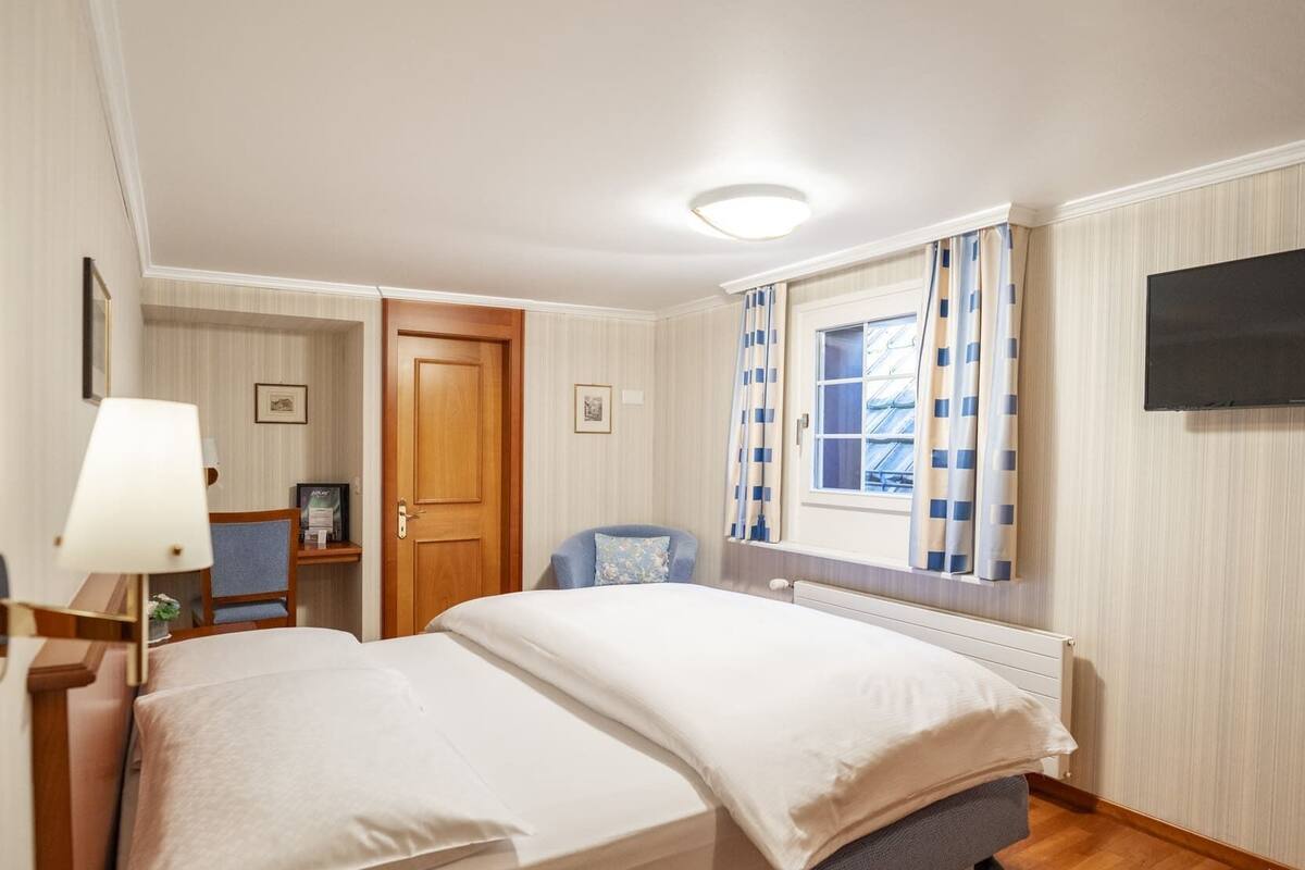 Habitación doble económica | Ropa de cama hipoalergénica y minibar 