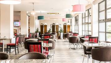 Daily buffet breakfast (GBP 10 per person)