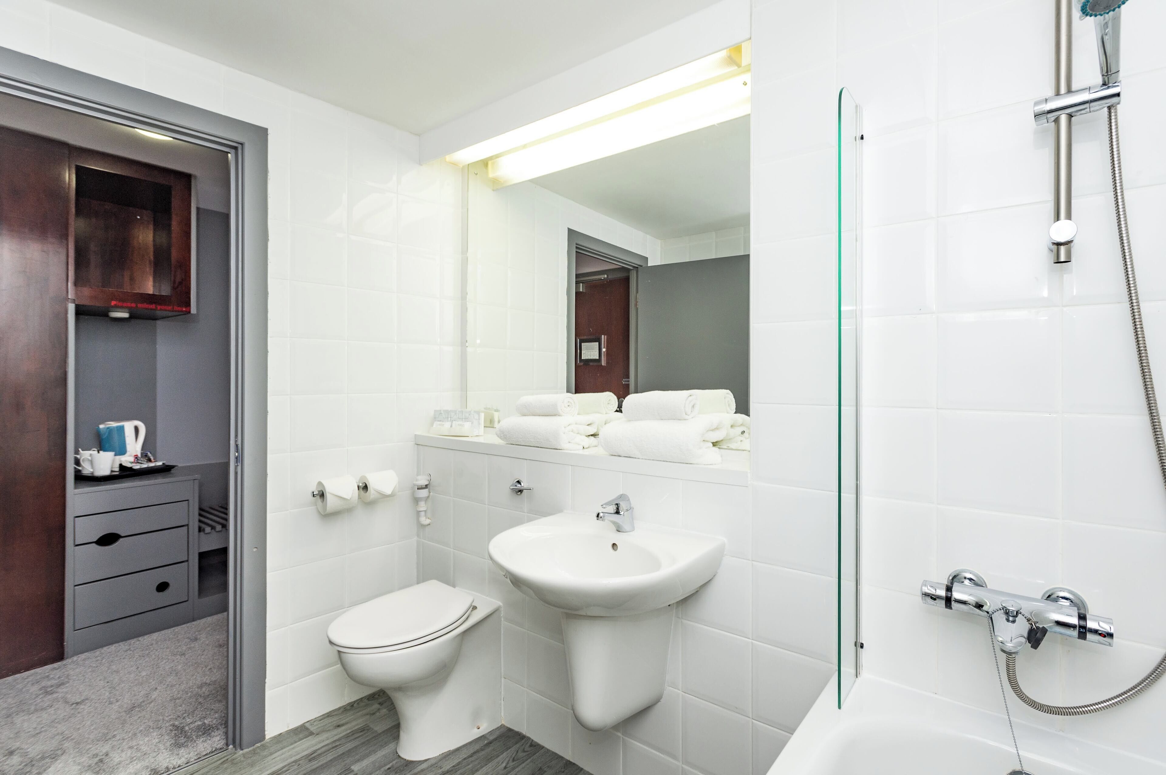 Combined shower/bathtub, free toiletries, hair dryer, towels