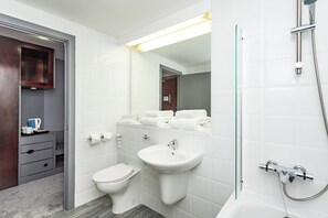 Combined shower/tub, free toiletries, hair dryer, towels - Sheffield Metropolitan Hotel by Belvilla (Sheffield)