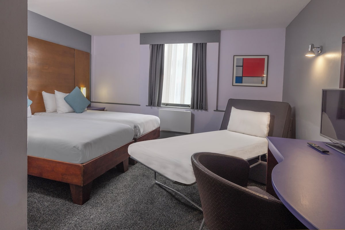 Standard Room, 2 Single Beds, Non Smoking (with Single Sofabed)