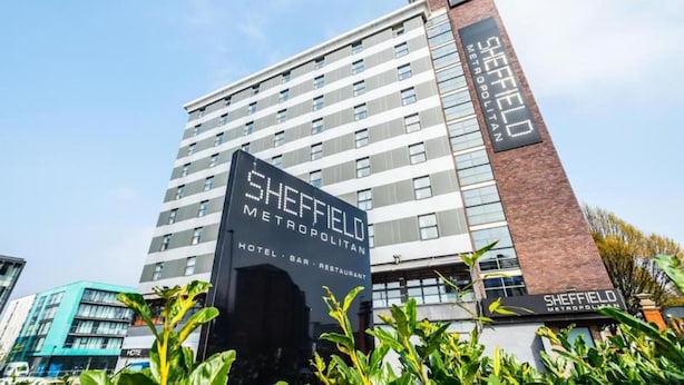 A multi-story hotel with a prominent sign reading 'Sheffield Metropolitan Hotel Bar Restaurant.' - Sheffield Metropolitan Hotel by Belvilla (Sheffield)
