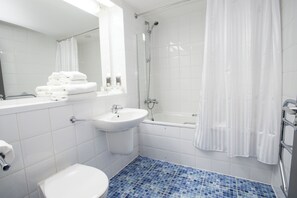 A modern bathroom with a white sink, toilet, and bathtub. - Sheffield Metropolitan Hotel by Belvilla (Sheffield)