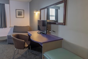 Standard Room, 1 King Bed, Non Smoking (with Single Sofabed)