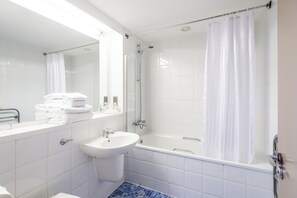 Combined shower/tub, free toiletries, hair dryer, towels - Sheffield Metropolitan Hotel by Belvilla (Sheffield)