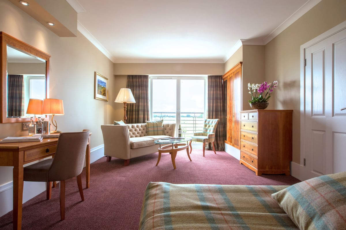 junior suite | desk, iron/ironing board, free wifi, bed sheets