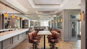 スポーツバー、ゴルフコースビュー、毎日営業