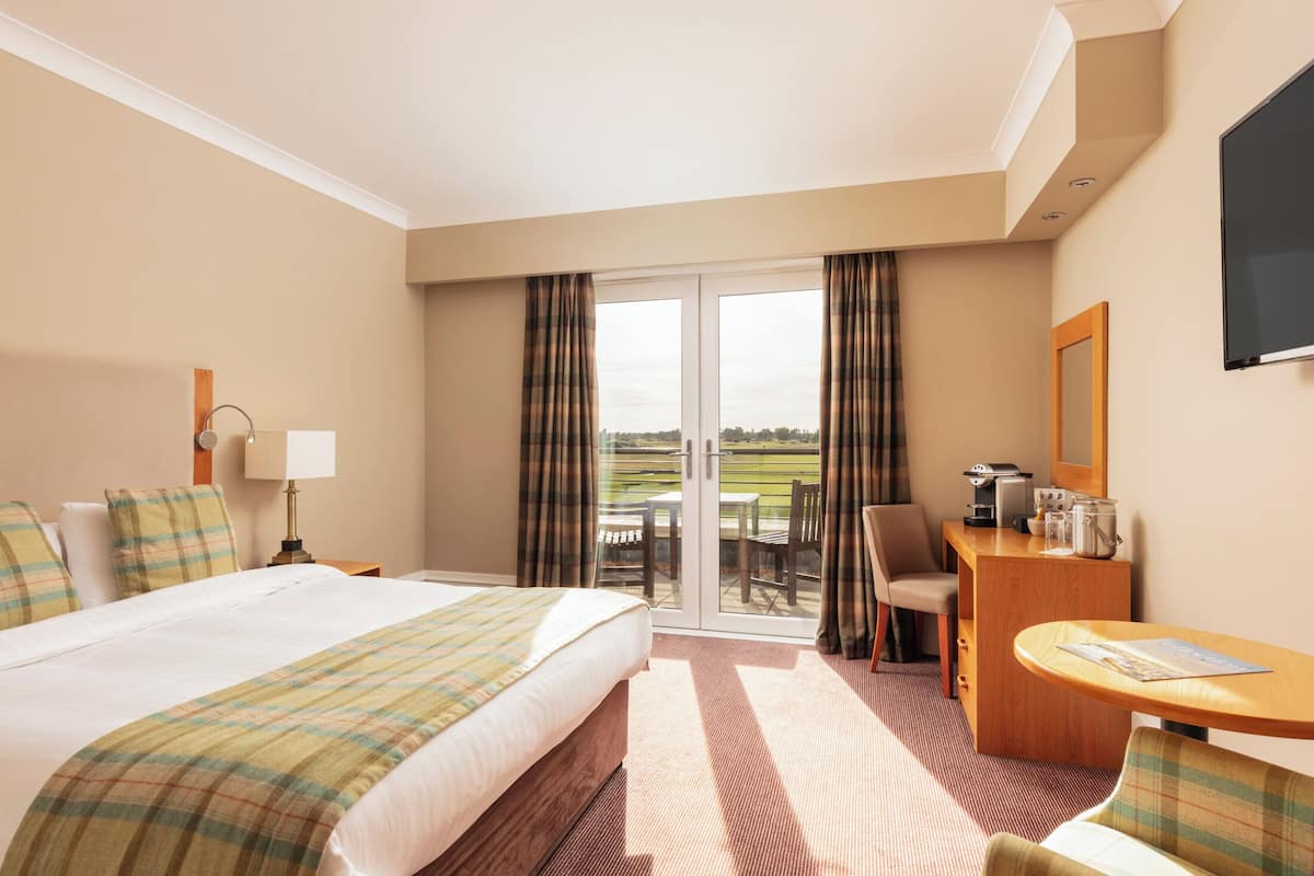Habitación doble Deluxe, vista al campo de golf (Balcony) | Escritorio, tabla de planchar con plancha, wifi gratis y ropa de cama