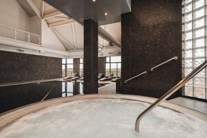 Bañera de hidromasaje cubierta