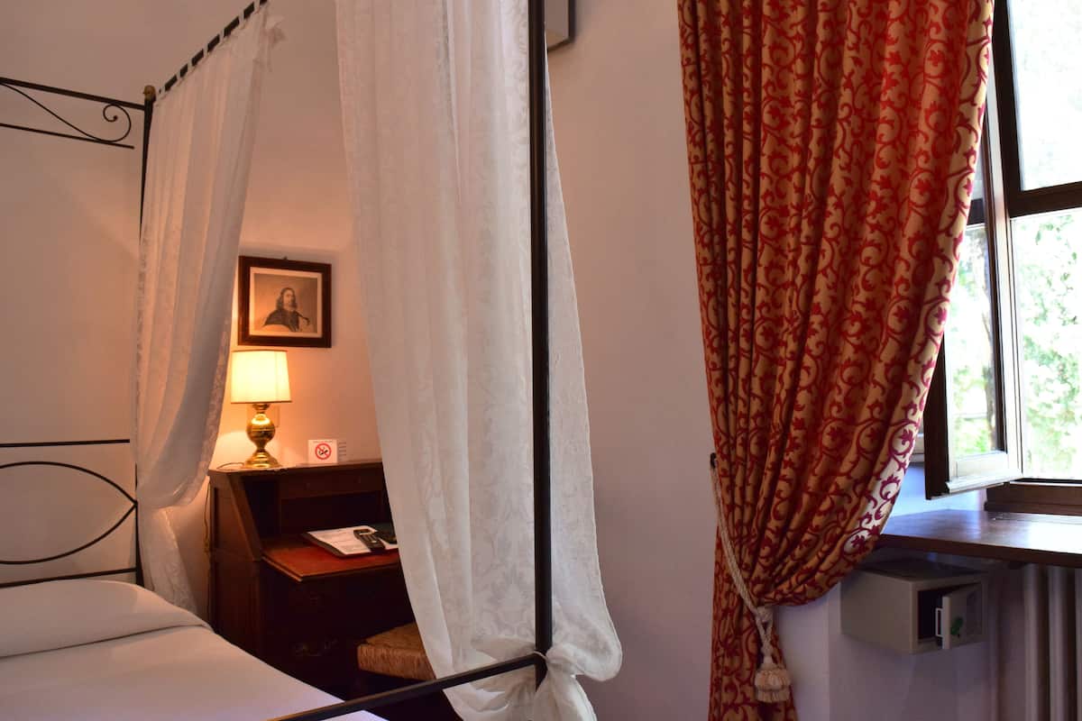 Minibar, desk, free WiFi, bed sheets