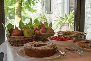 Free buffet breakfast