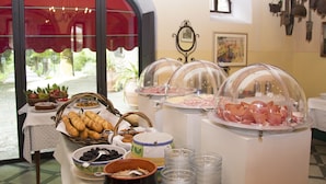 Buffet amb diferents plats i vista a l'exterior.