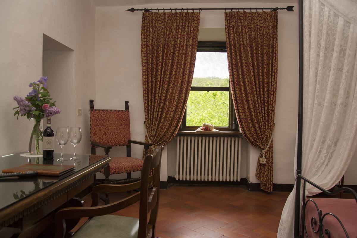 classic double room | minibar, desk, free wifi, bed sheets