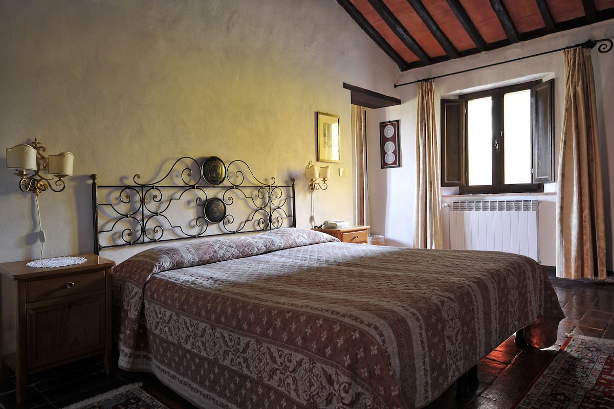 Minibar, desk, free WiFi, bed sheets