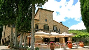 Edifici de pedra amb terrassa i escala.