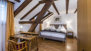 Hypo-allergenic bedding, in-room safe, desk, blackout drapes