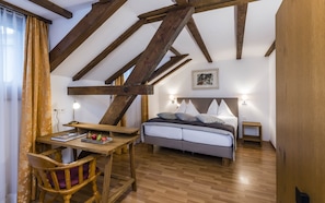 Ropa de cama hipoalergénica y caja de seguridad en la habitación