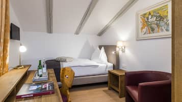 Allergiatestatut vuodevaatteet, tallelokero huoneessa, työpöytä