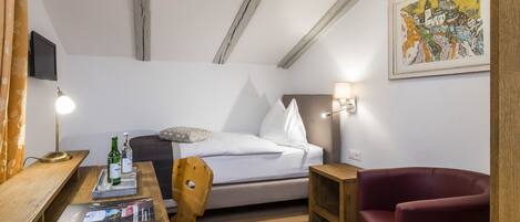 Hypo-allergenic bedding, in-room safe, desk, blackout curtains