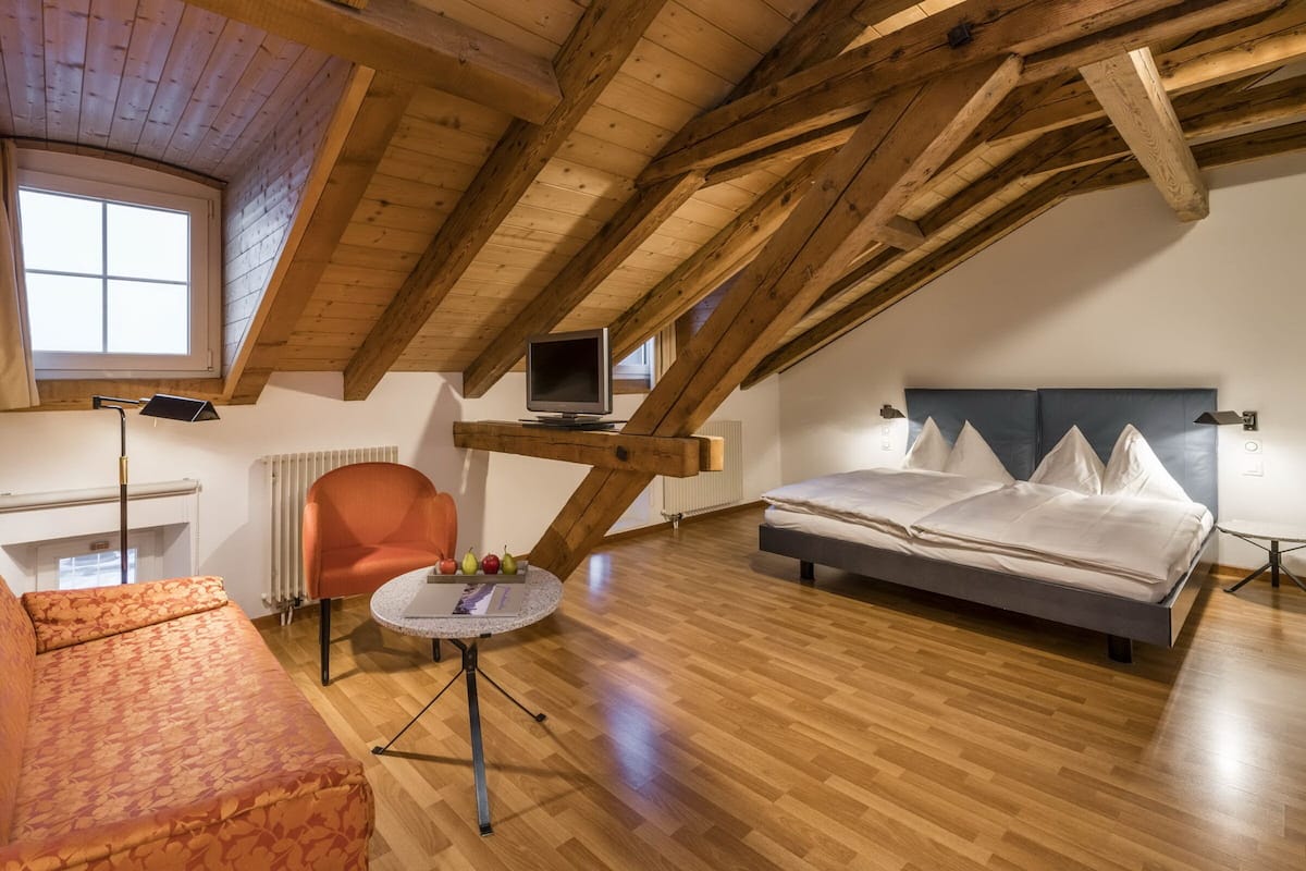 Business Twin Room | 1 bedroom, hypo-allergenic bedding, in-room safe, desk