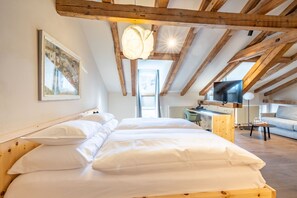 ملاءات للفراش لا تسبب الحساسية وخزنة داخل الغرفة ومكتب وستائر تعتيم