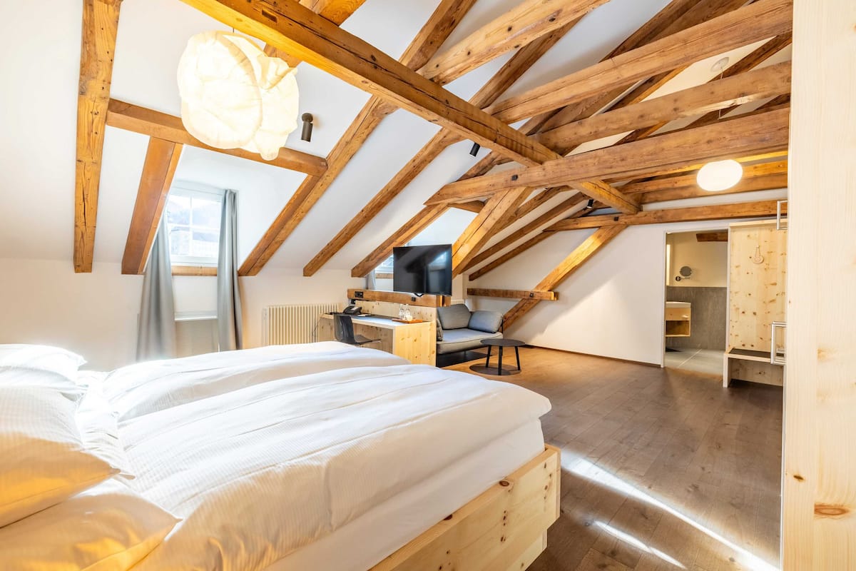 Ropa de cama hipoalergénica y caja de seguridad en la habitación