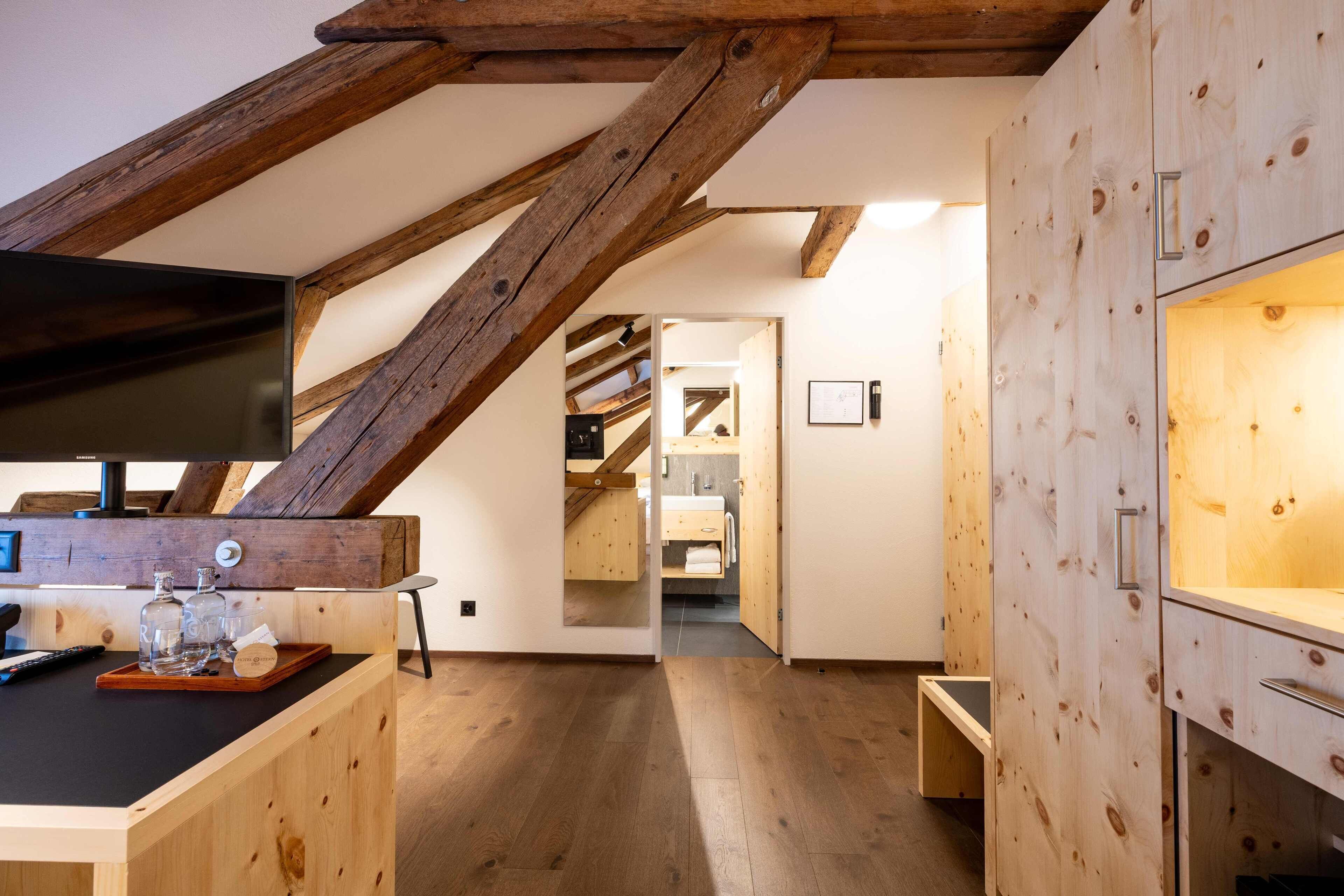 Palantschin Double Room Standard (Air conditioning) | ملاءات للفراش لا تسبب الحساسية وخزنة داخل الغرفة ومكتب وستائر تعتيم