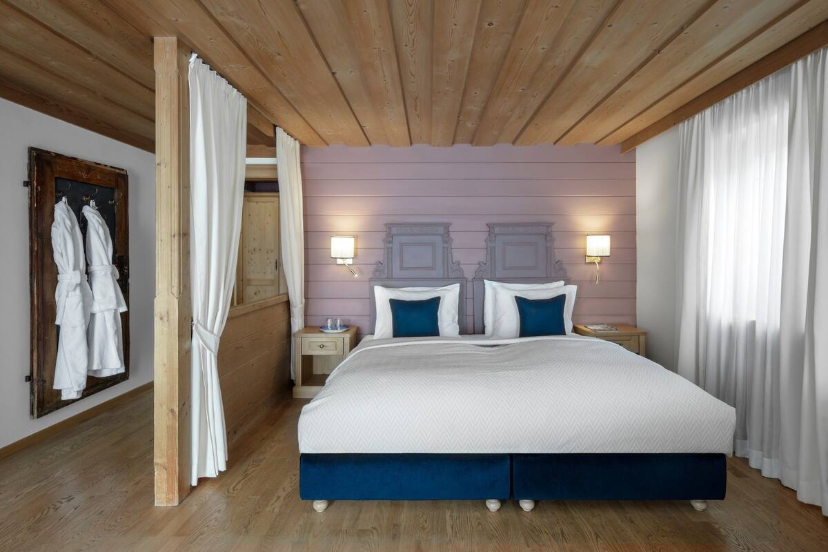 Luxe beddengoed, donsdekens, een kluis op de kamer