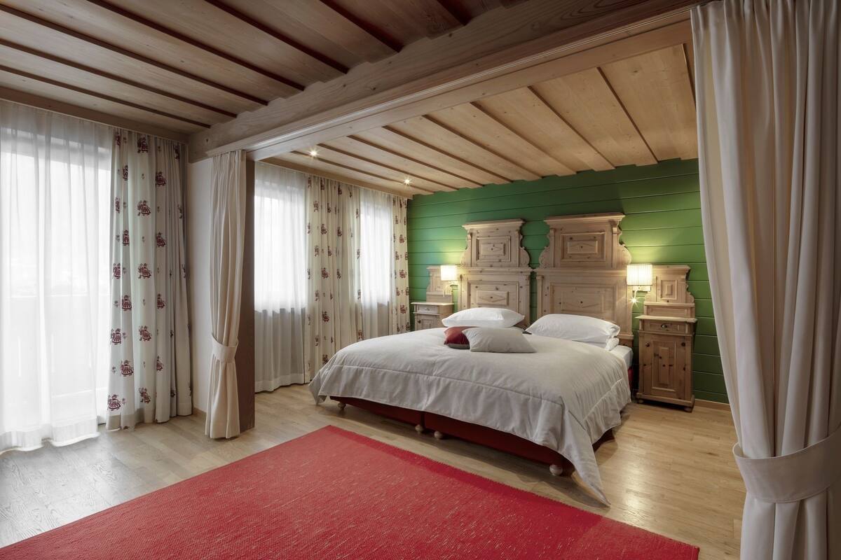 Luxe beddengoed, donsdekens, een kluis op de kamer