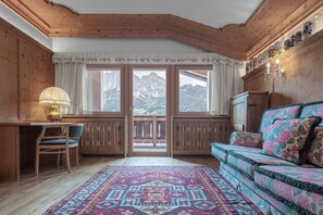 Premium bedding, down duvets, in-room safe, blackout curtains