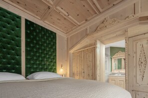 Premium bedding, down duvets, in-room safe, blackout curtains - Hotel La Perla The Leading Hotels of the World (Corvara in Badia)