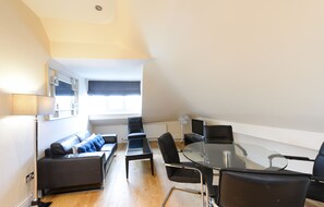 Iron/ironing board, free WiFi - Court Apartments (London)