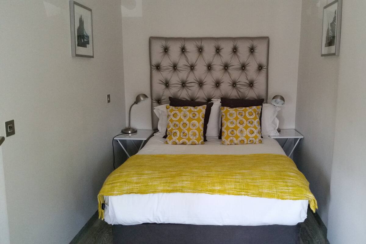Iron/ironing board, WiFi (free)
