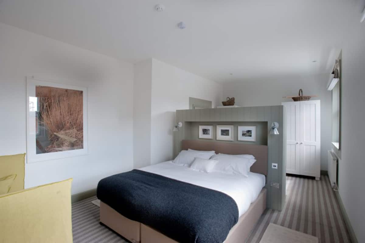 Superior Double Room | 1 bedroom, desk, laptop workspace, iron/ironing board