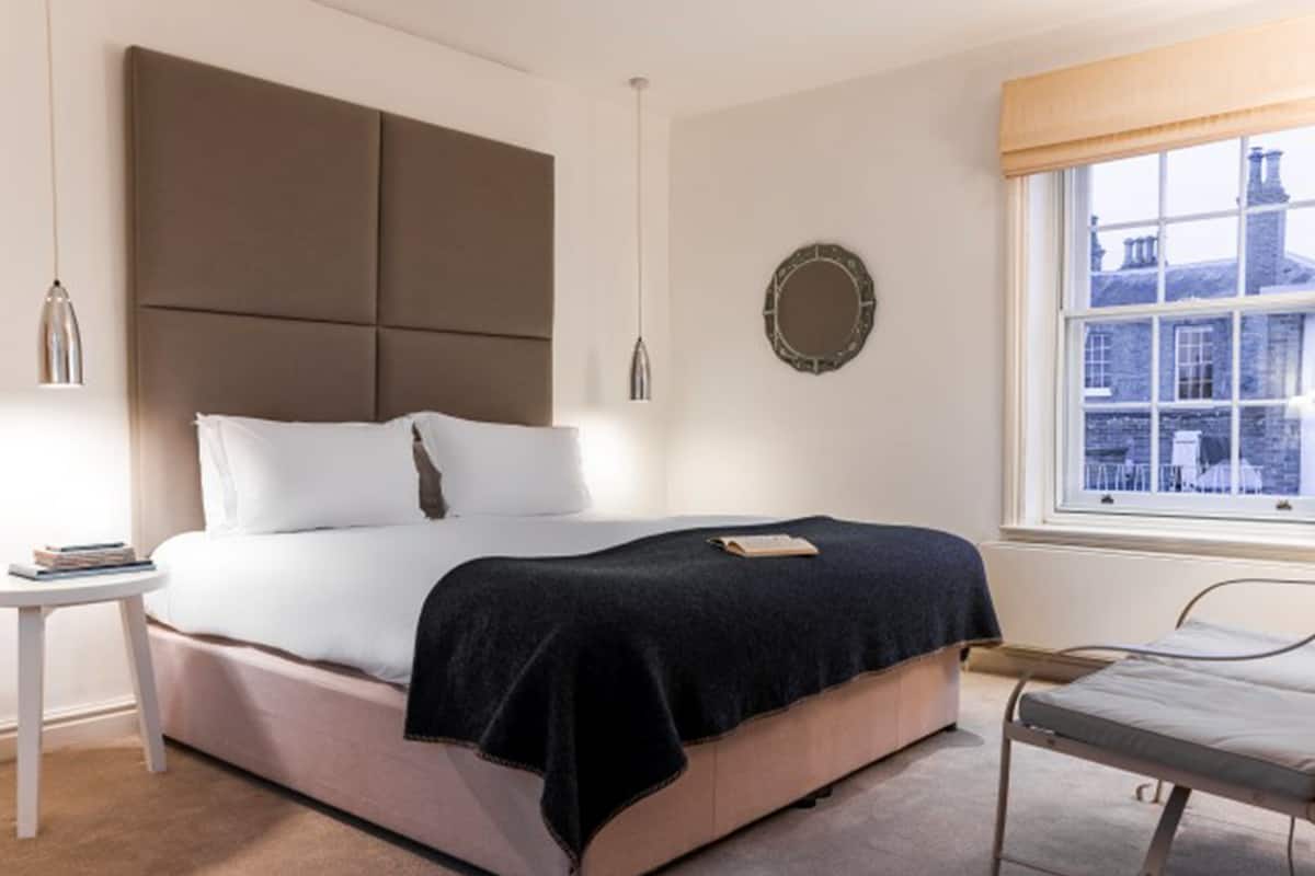 Standard Double or Twin Room | 1 bedroom, desk, laptop workspace, iron/ironing board