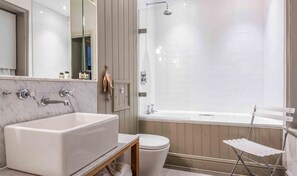 Kostenlose Toilettenartikel, Haartrockner, Handtücher, Seife