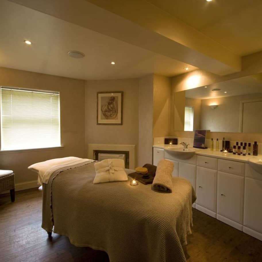 Sauna, hot tub, steam room, body treatments, aromatherapy