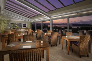 2 restaurantes; se sirve desayuno y cena; cocina local