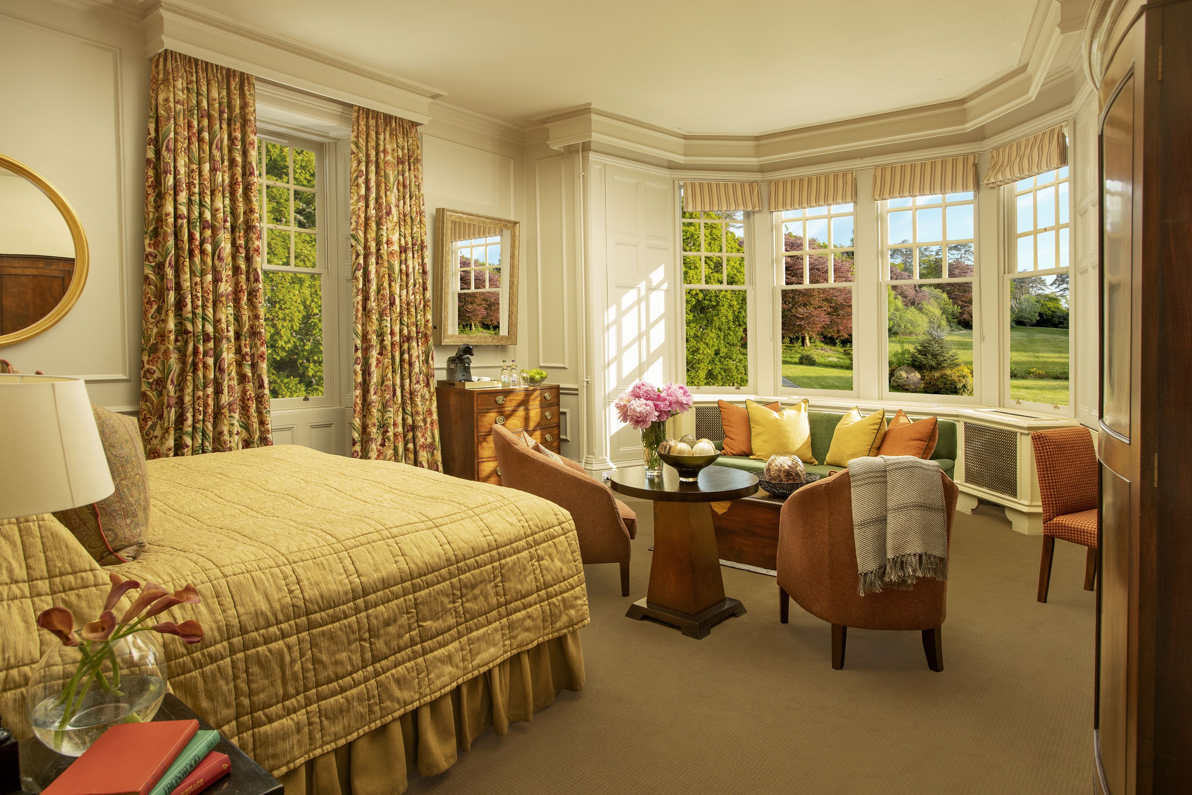 Ropa de cama hipoalergénica y caja de seguridad en la habitación 